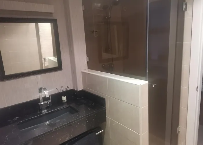 Con Garaje Y Piscina ,cerca Playa